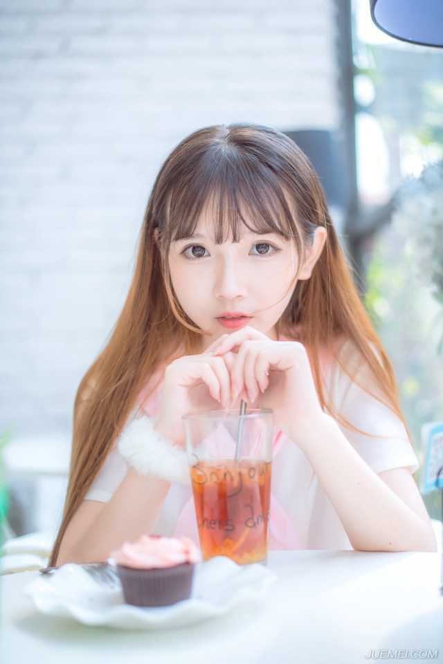 毕竟相比起来，虽然打下中原，会同时跟江东、荆州接壤，两面乃至三面受敌，但如果吕布先取荆州的话，便要随时面临被曹操切断后路的危险，至于蜀中，虽然对于刘璋曹操不怎么看得上眼，不过蜀中的地势太好了，粮道艰难，注定吕布无法投入大兵力去征讨，而且沿途上还有重重关隘。